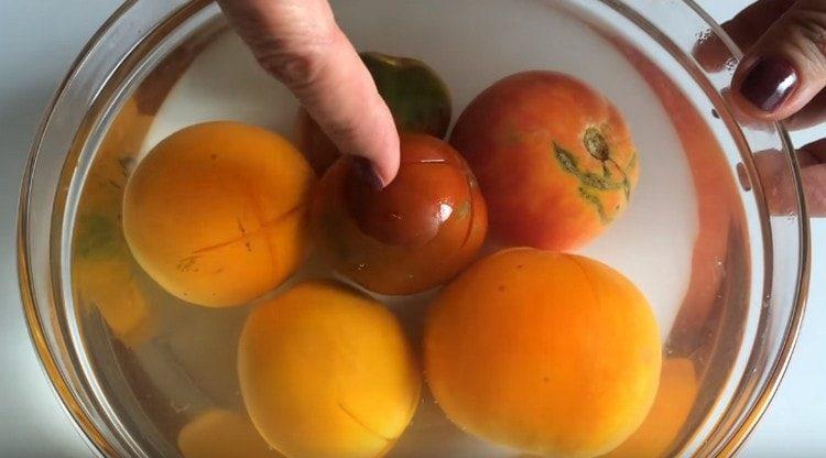 Pomidorus užpilkite verdančiu vandeniu.
