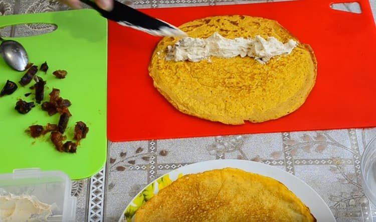 Ilagay ang cottage cheese sa bawat pancake.