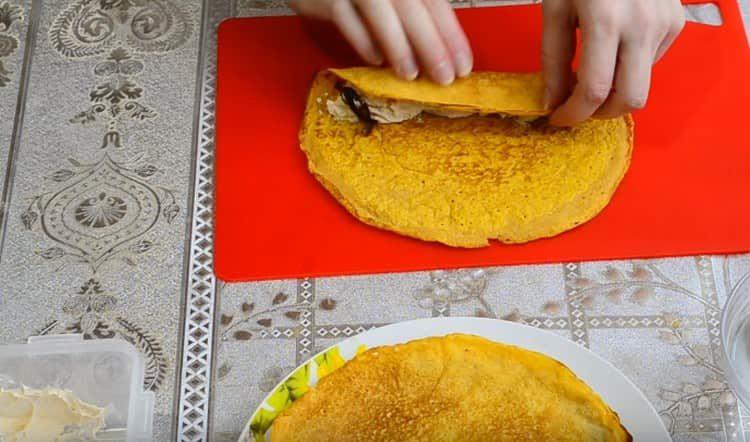 Aggiungi alcune date alla cagliata e trasforma il pancake in un rotolo.