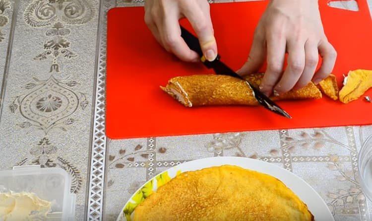 Taglia i bordi irregolari del pancake, taglialo a metà.