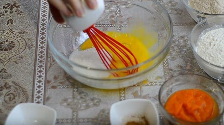 Sbattere l'uovo con una frusta, aggiungere sale, zucchero e zucchero vanigliato.