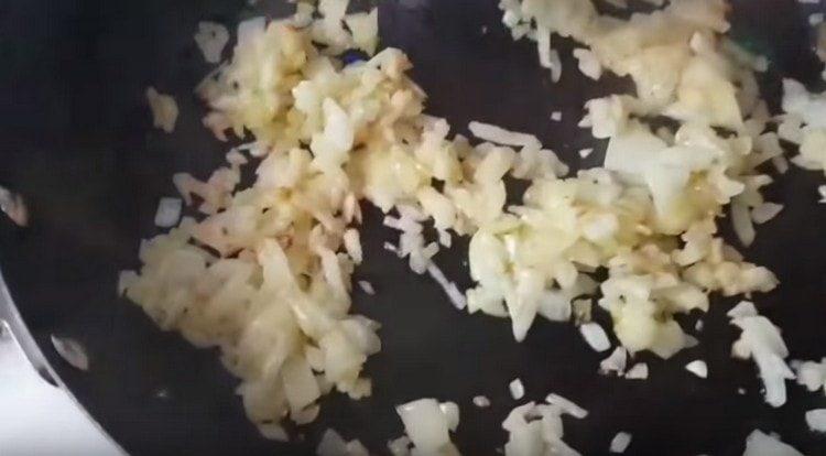 Friggere la cipolla in una padella.