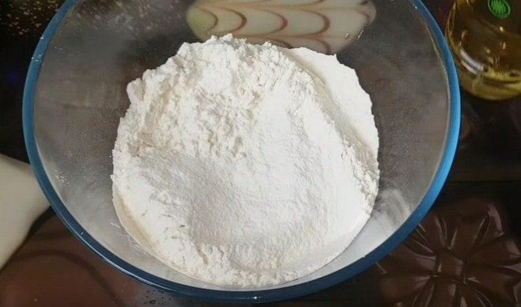 Sieben Sie das Mehl für die Herstellung von Pfannkuchen.