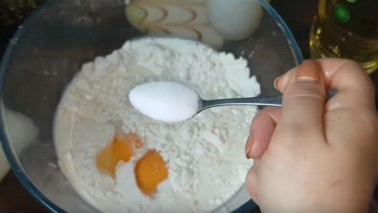 Κτύπαμε τα αυγά στο αλεύρι, προσθέτουμε γάλα, αλάτι, φυτικό έλαιο.