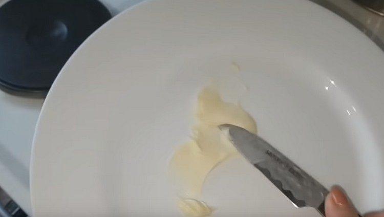 Namažte talíř na palačinky s máslem.
