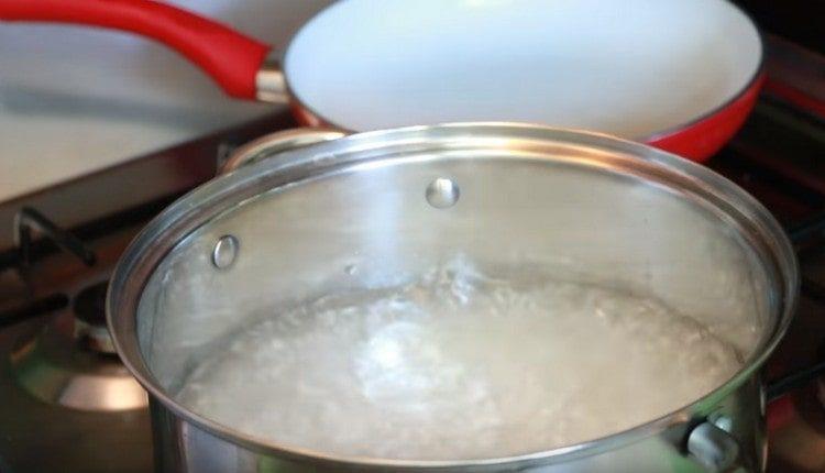 V hrnci přiveďte vodu k varu.