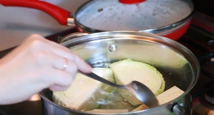 Βάλτε λάχανο σε βραστό νερό.