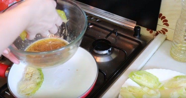 Потопете всеки резен зеле в яйце и разстелете върху добре загрята тава с растително масло.