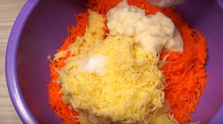 Добавете нарязан лук с чесън в моркови с картофи.