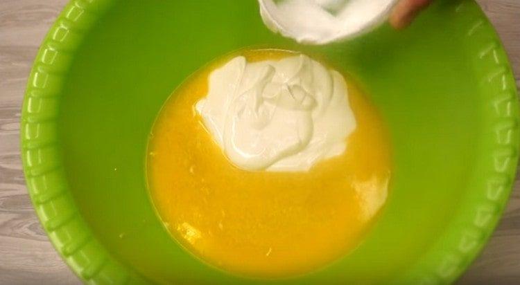 Geschmolzene Butter mit saurer Sahne mischen.