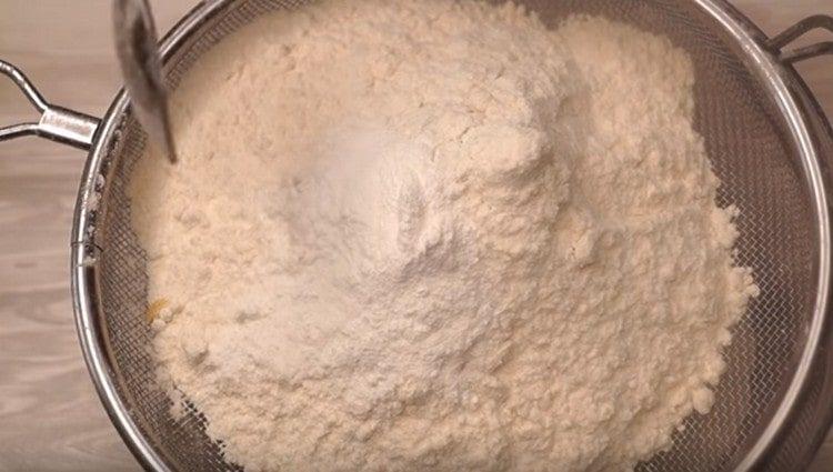 Paghaluin ang harina na may baking powder at pag-ayos.