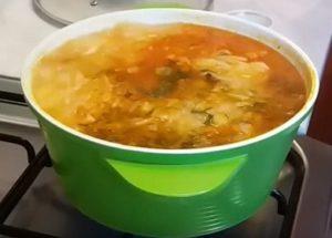 Cucinare una deliziosa e soddisfacente zuppa di barbabietola senza barbabietole secondo una ricetta passo-passo con una foto.