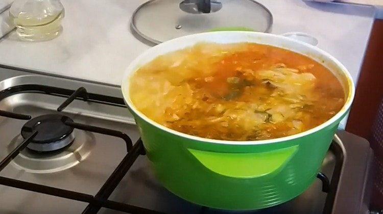 В края можете да добавите зеленчуци към супа от цвекло без цвекло.