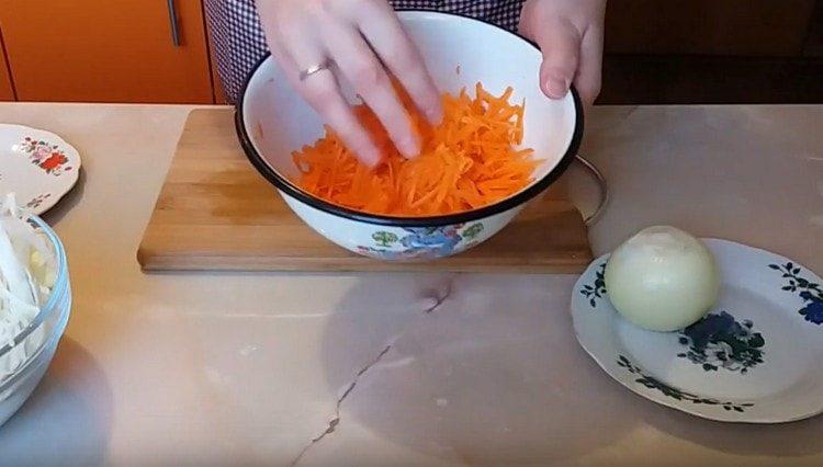 настържете морковите на едро ренде.