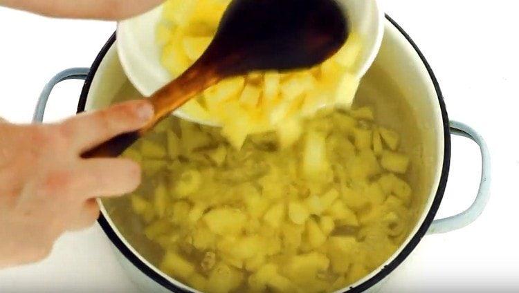 κόβετε πατάτες σε φέτες και βάζετε σε βραστό νερό.