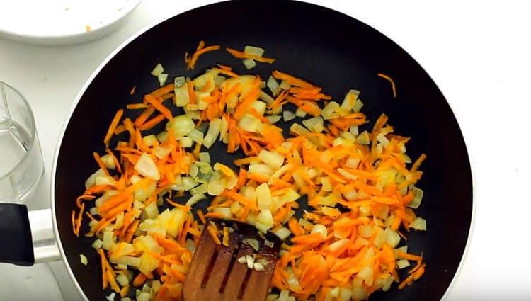 пасирайте лука и морковите в тиган.