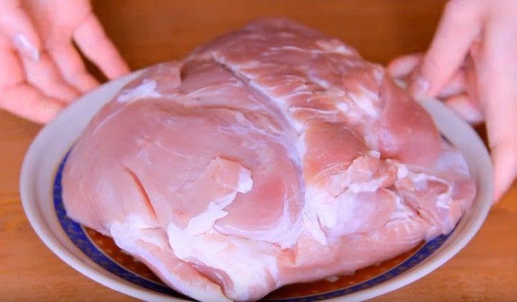 изплакнете добре месото, след което го измажете със салфетки.