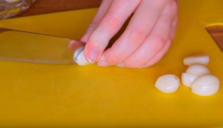 Κόψτε το σκόρδο σε λεπτές φέτες.