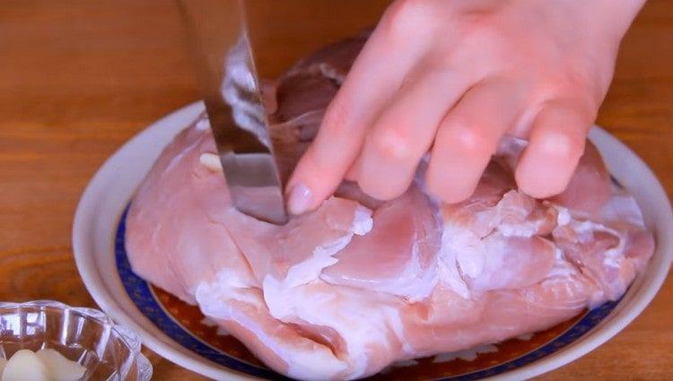 Με ένα μαχαίρι κάνουμε ρηχά κομμάτια στο κρέας.