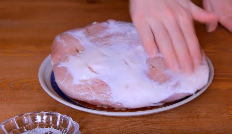 Разтрийте месото със сол.