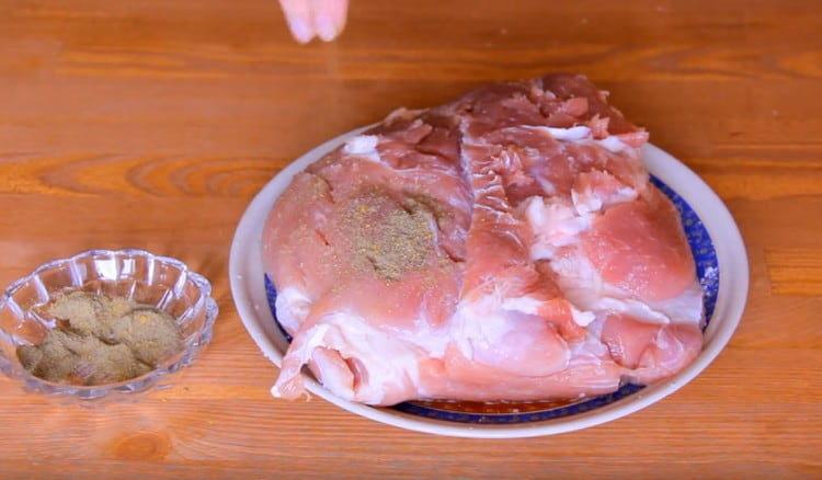 Das Fleisch mit einer Mischung aus Pfeffer und Kurkuma bestreuen.