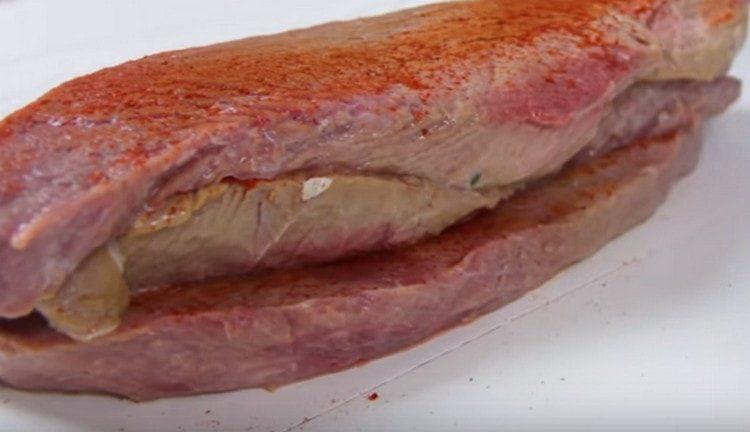 Kiekvieną mėsos gabalą apibarstykite paprika.