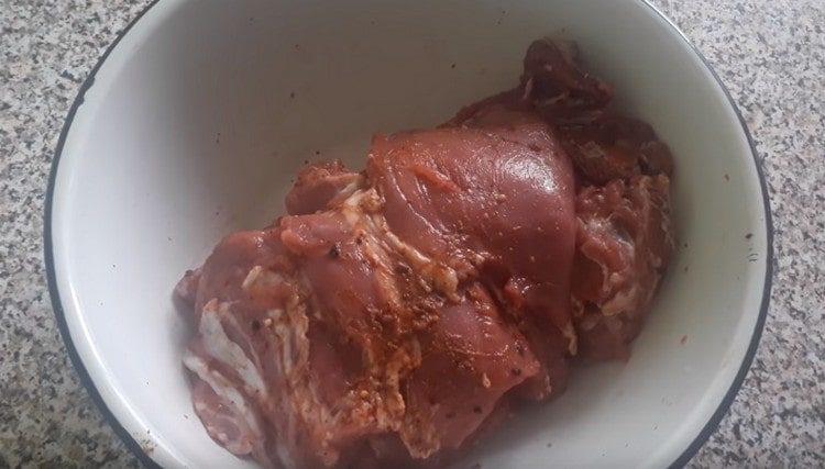 Cospargi la carne con una miscela di peperoni.