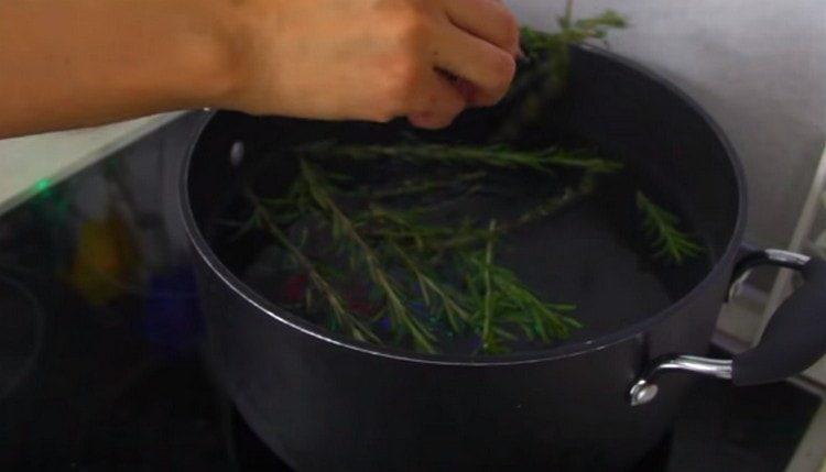 Preparare la marinata: aggiungere il rosmarino all'acqua bollente.