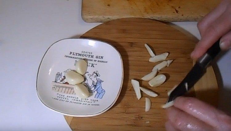 Tritare l'aglio in piccoli pezzi.