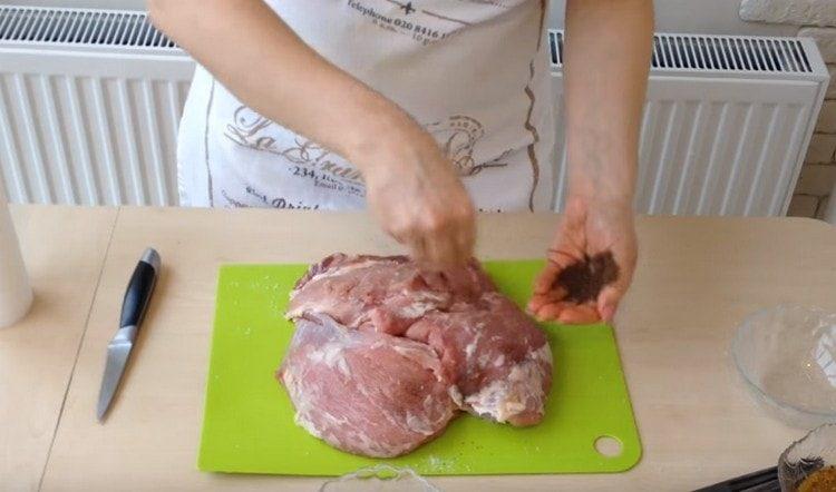 разтрийте месото със сол и черен пипер.