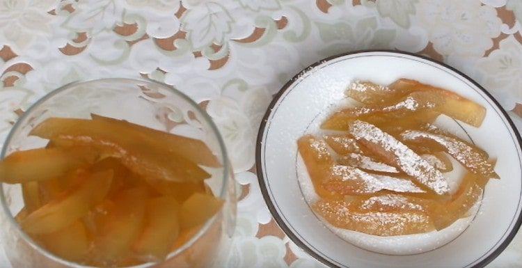 Al momento di servire, puoi anche cospargere la marmellata con zucchero a velo.