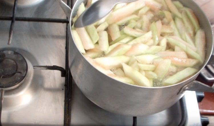 Σε ζεστό σιρόπι, απλώστε τα φλούδες καρπούζι πλυμένα από σόδα.