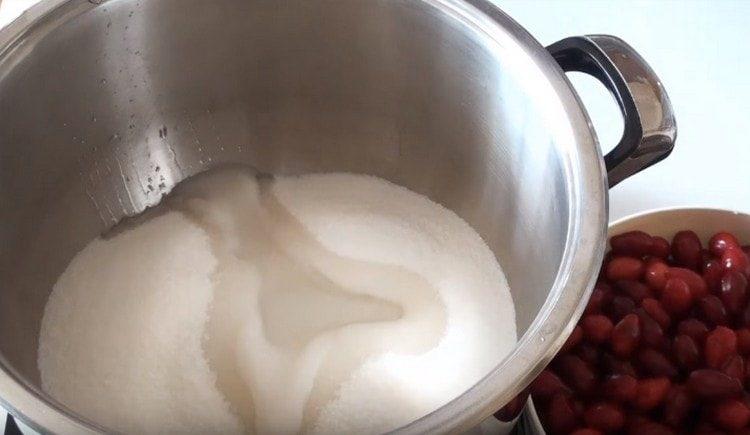Versare lo zucchero in una casseruola, aggiungere acqua.