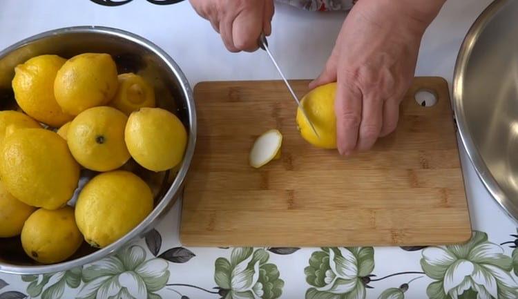 Odřízněte vrcholy citronů.