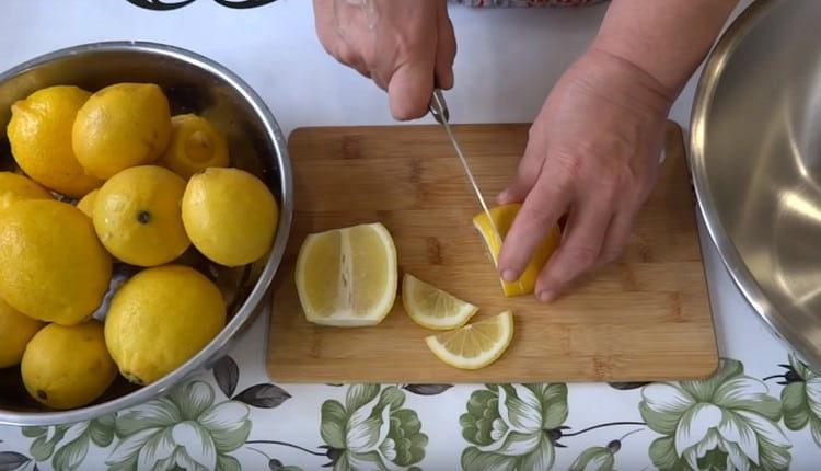 κόψτε τα λεμόνια σε φέτες.