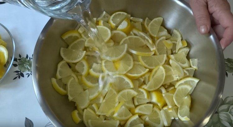 Die in Scheiben geschnittenen Zitronen in eine Schüssel geben und mit Wasser füllen.
