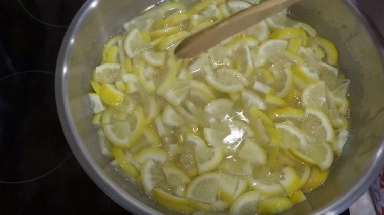 Βράστε τα λεμόνια με σόδα.