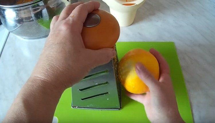 Настържете жар на портокал.