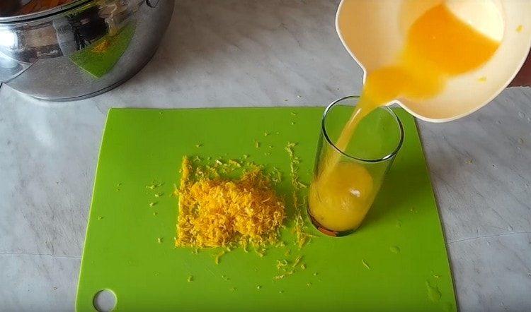Drücken Sie den Saft aus dem Fruchtfleisch einer Orange.
