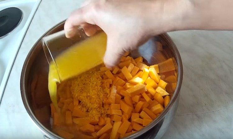 Fügen Sie Orangensaft und Schale dem Kürbis hinzu.