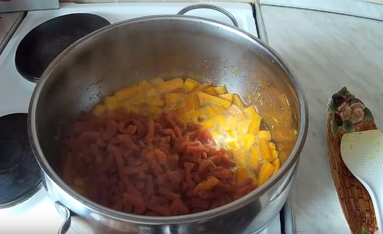 Die Marmelade kochen, die getrockneten Aprikosen hinzufügen.