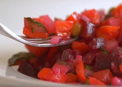 Eine klassische Vinaigrette mit Hering ist eine der besten Optionen für diesen Salat