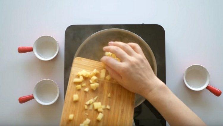 Taglia le patate a dadini e lessale con l'aggiunta di aceto.