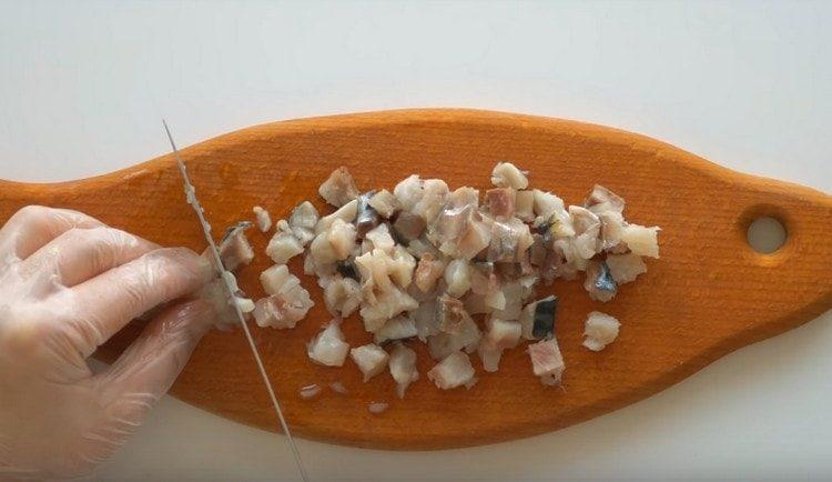 Pinong chop ang herring fillet.