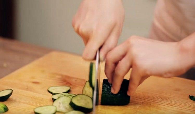 Нарежете тънката краставица на тънки кръгчета.