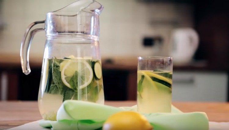 Vor Gebrauch sollte Wasser mit einer Gurke im Kühlschrank stehen.