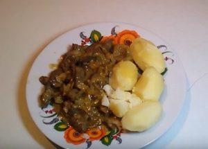 Gustoso fegato di manzo in panna acida con cipolle: cuocere secondo la ricetta con una foto.