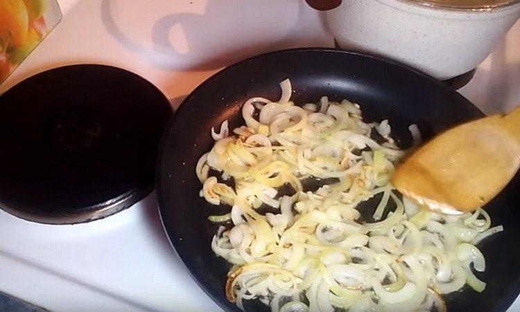 Smažte cibuli v oleji do zlatohnědé.
