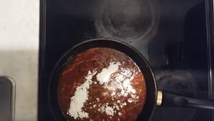 Για να παχύνετε το σάλτσα, προσθέστε αλεύρι σε αυτό.