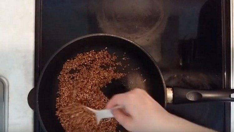 Το φαγόπυρο πρώτα τηγανίζεται σε ένα τηγάνι.